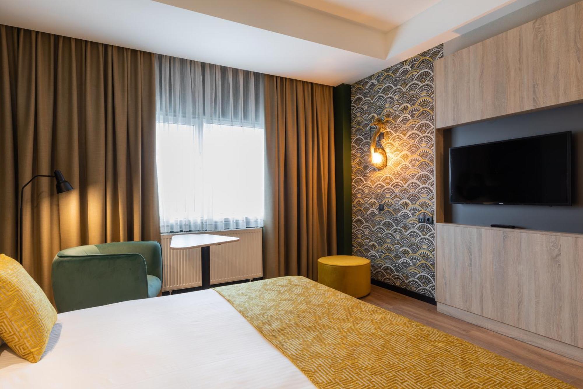 Shanghai Holland Hotel 4*