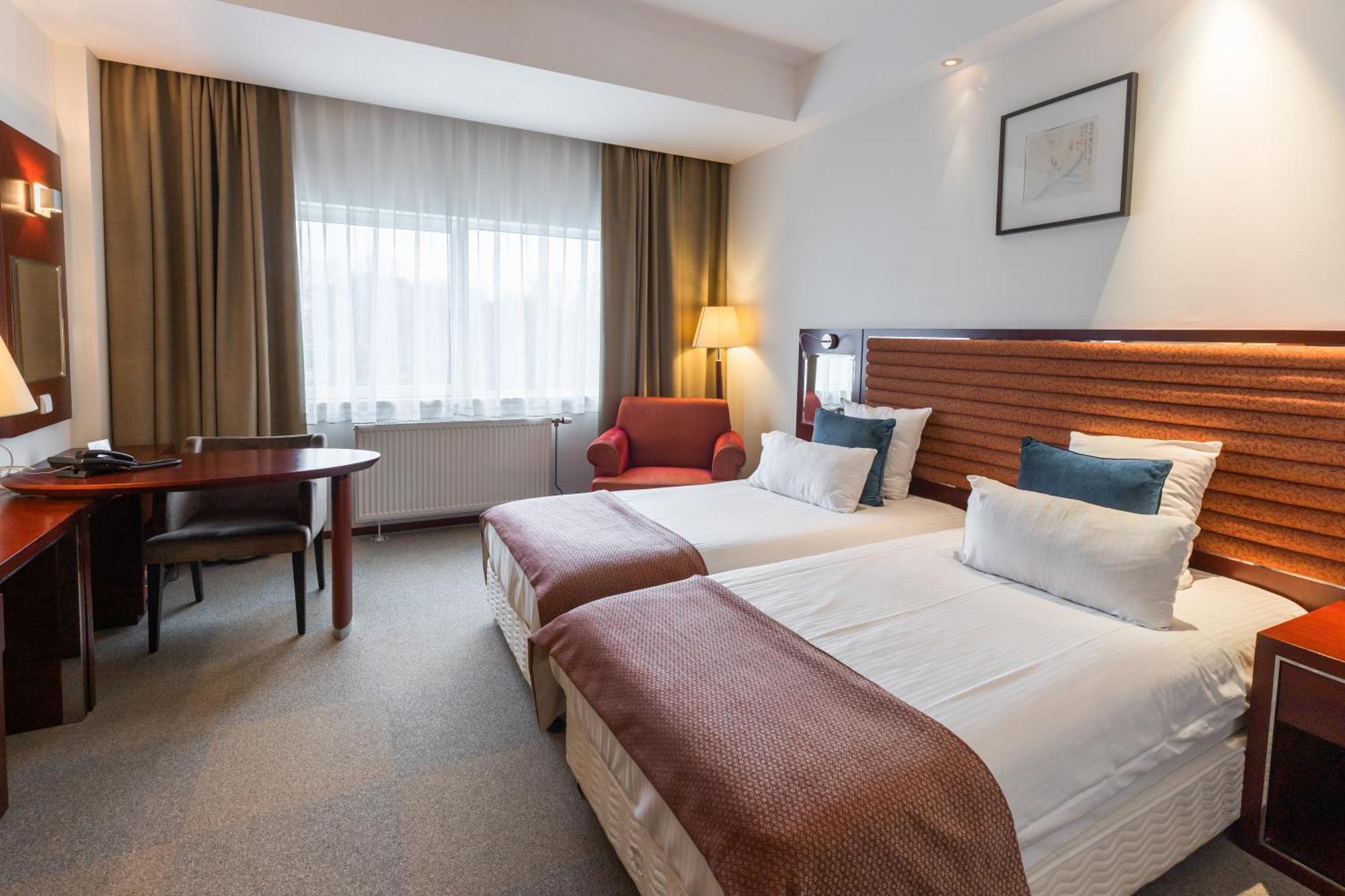 Shanghai Holland Hotel 4*